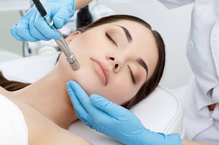 Tratamiento facial microdermoabrasión Physio Wellness & Beauty